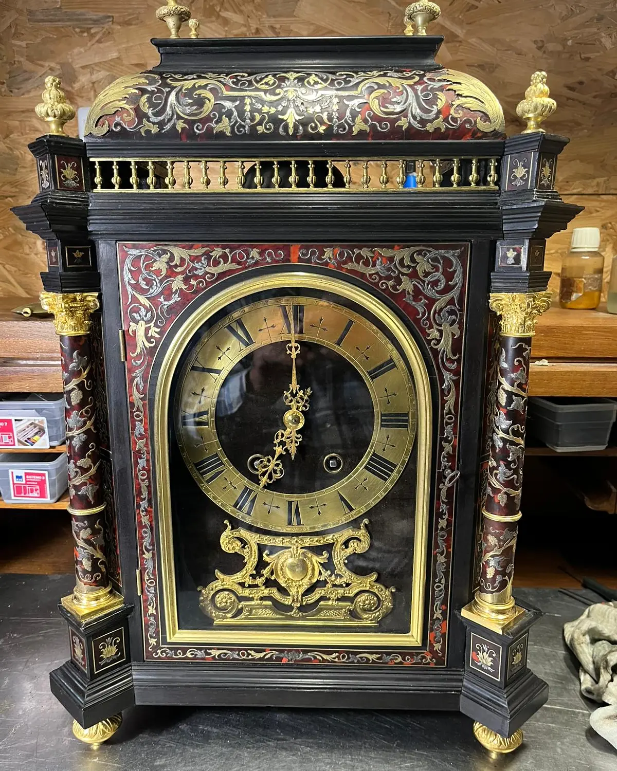 Pendule de style Boulle confiée à Le Guen Horloger