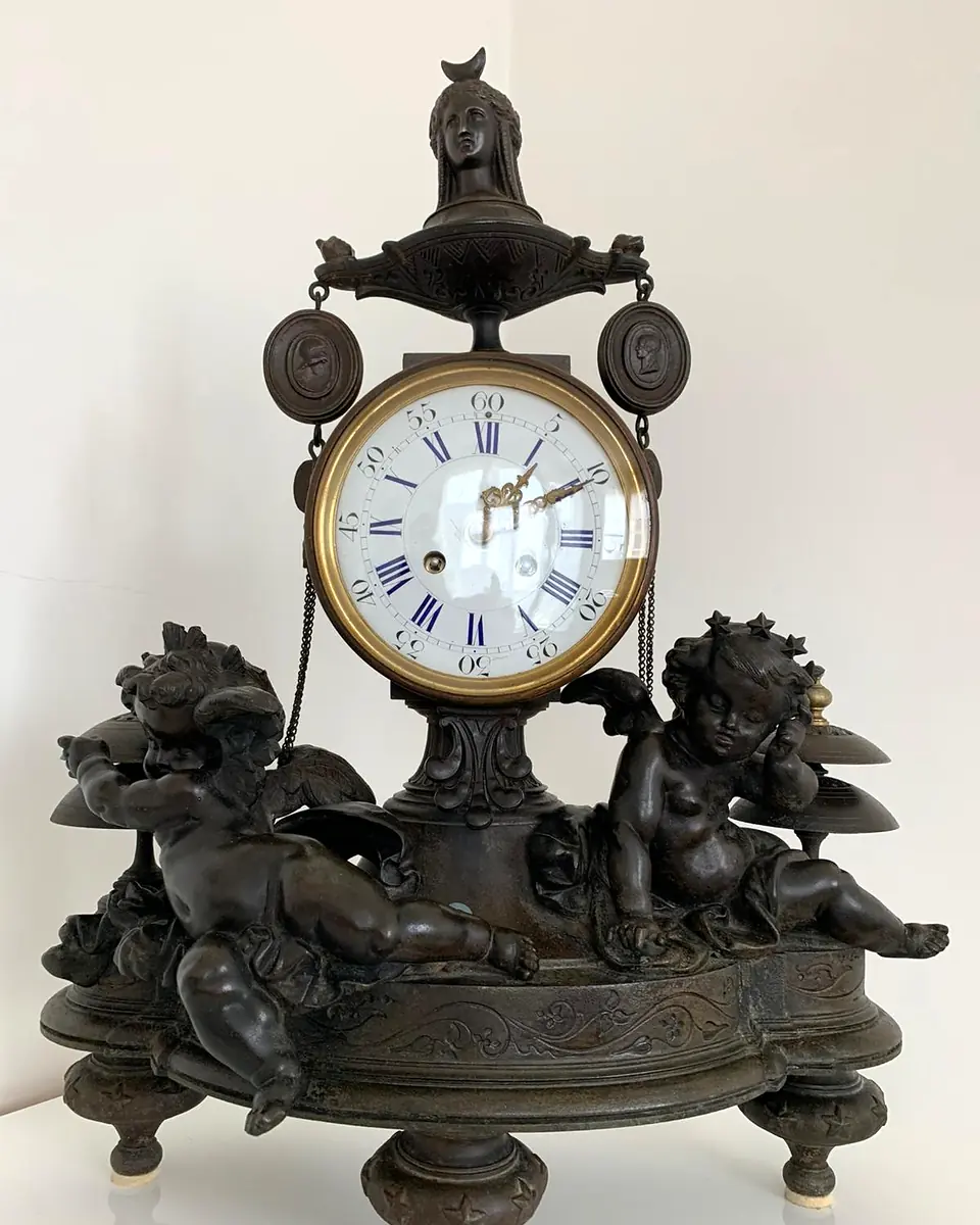 Détail d’une pendule ancienne confiée à Le Guen Horloger
